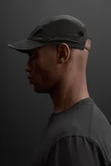 Gorra deportiva color verde lima, con visera y confeccionada en tejido técnico perforado. Tiene ajuste elástico en la parte posterior y logo estampado en el lateral.