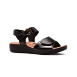 Sandalia de cuero color beige con doble tira con ajuste de velcro.