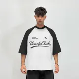 Remera blanca de mangas cortas raglán color rojo con estampado de la marca Venefo Club en el frente.