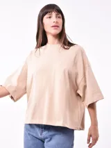 Remera blanca de corte holgado y mangas cortas.