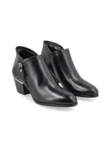 Botineta al tobillo de cuero negro con detalle de cuero croco en el talón, taco intermedio con detalle metálico y cierre lateral. Diseñada en Uruguay, fabricada en Brasil.