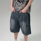 Bermuda de jean azul con lavado liviano y corte amplio.