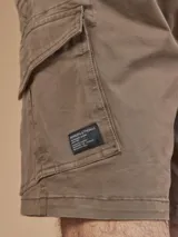 Bermuda de gabardina color marrón con múltiples bolsillos tipo cargo.