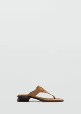 Sandalias marrones de cuero con tira ancha sobre el empeine y taco bajo.