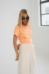 Pantalón verde oliva tipo pareo con tajos en los costados.