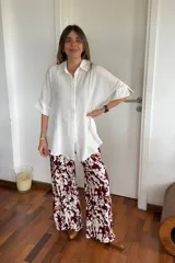 Camisa blanca de lino y algodón, de corte amplio y mangas cortas.