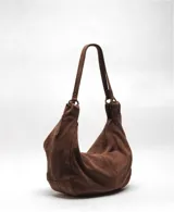 Bolso hobo de gamuza color marrón con correa de hombro ajustable y cierre superior con cremallera.