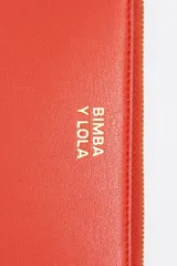 Billetera negra de piel reconstituida con estructura rígida, cierre con cremallera dorada, tirador de cordón y logo metálico Bimba y Lola. Cuenta con bolsillo interior con cremallera e interior con logo grabado.