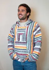 Buzo tipo hoodie con capucha y bolsillo tipo canguro, con diseño a rayas horizontales de colores blanco, naranja, violeta y celeste.