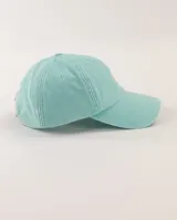 Gorra de béisbol color salmón con efecto lavado y logo bordado en azul marino.