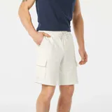 Bermudas deportivas blancas con bolsillos laterales tipo cargo.