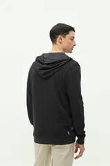 Campera verde militar de felpa con capucha ajustable y cierre frontal. Tiene un pequeño logo estampado en el pecho.