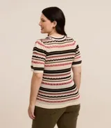 Blusa de punto ligero con cuello redondo, mangas cortas y rayas horizontales en negro, beige y blanco.