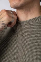 Buzo de hombre de corte oversize confeccionado en tela waffle de algodón con proceso de teñido acid en color borgoña.