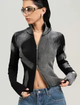 Top/buzo negro y gris con cierre frontal, cuello alto y mangas largas.