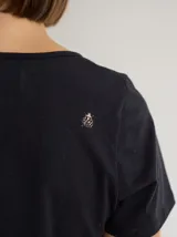 Remera gris de manga corta con cuello redondo y líneas verticales en blanco y negro. Corte recto y holgado. Confeccionada en algodón y spandex.