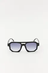 Lentes de sol con marco geométrico negro y lentes con degradé azul.