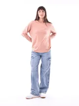 Remera manga larga color marrón con bolsillo pequeño en el pecho.