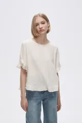 Blusa color coral con cuello redondo y mangas cortas con volados.