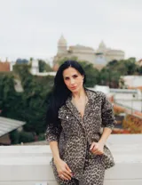 Chaqueta de animal print con cuello camisero, cierre frontal con botones y bolsillos de parche en el pecho.