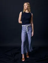 Pantalón de lino marca Zac & Rachel, color azul con textura. Tiene pretina con pasadores, cierre y botón. Incluye cinto de cordones. Cuenta con bolsillos delanteros con botones y dos bolsillos traseros.