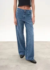 Pantalón de jean azul con textura en relieve, corte wide leg y tiro medio.