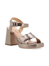 Sandalias de cuero color canela con plataforma y tacón ancho. Tiras cruzadas en el empeine y pulsera ajustable con hebilla en el tobillo.