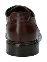 Zapato de cuero color café, con cordones y suela de goma.
