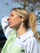 Caravana de mujer en colores blanco y dorado con diseño elegante y detalles únicos.