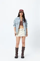 Minifalda negra de denim con cinturón y bolsillos laterales.