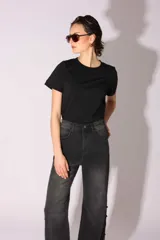 Remera blanca de algodón con cuello redondo y mangas cortas.