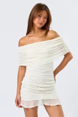 Vestido corto marrón de mesh, con escote off-shoulder y fruncido en la falda.