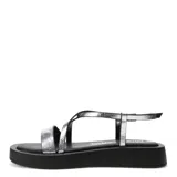 Sandalias plateadas con tiras finas cruzadas y plataforma baja color negro.