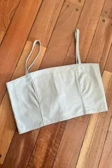 Top clásico de cuero color plata opaca, con breteles finos. Ideal para usar solo o debajo de camisas, blazers o camperas.