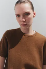 Top celeste de lana con cuello redondo y mangas cortas.