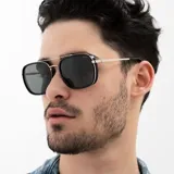 Lentes de sol INVU con montura cuadrada negra y plateada, y lentes polarizadas grises.