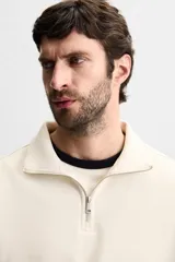 Sudadera regular fit color bordó, con cuello alto y cierre frontal de cremallera. Manga larga y acabados en rib.