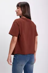 Remera marrón de corte recto y mangas cortas, con detalle de frunce lateral.