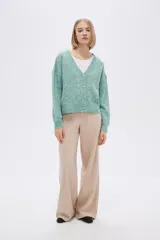 Cardigan verde agua de poliéster, con botones y cuello en V.