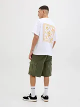 Short cargo color verde oliva, de corte holgado, con múltiples bolsillos delanteros, traseros y laterales.