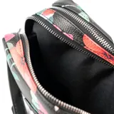 Bandolera rectangular de símil cuero negro con estampado de flores rosas, rojas y verdes. Tiene correa regulable, cierre superior, bolsillo interno con cierre y bolsillo interno abierto. Herrajes plateados y forro de tela de algodón y poliéster.