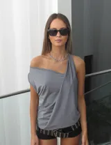 Minivestido gris de lycra con corte asimétrico y múltiples opciones de uso.