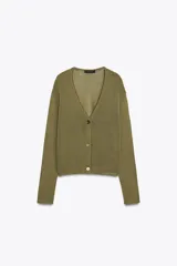 Chaqueta celeste de punto con escote en pico, manga larga y cierre frontal con botones.