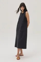 Vestido midi azul de lyocell, corte recto, sin mangas y con costuras a contratono.