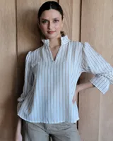 Blusa celeste con cuello mao y mangas abullonadas.