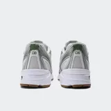 Championes New Balance 740, color blanco con detalles en verde y plateado.
