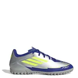 Championes de fútbol 5 color plateado, con detalles en azul y amarillo, diseñados para un ajuste cómodo y una buena tracción en superficies de césped artificial.