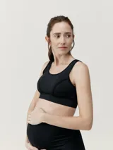 Top deportivo negro de maternidad, con breteles anchos y tecnología seamless para mayor comodidad y sujeción.