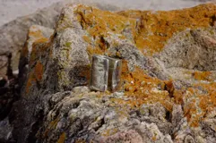 Anillo ancho de alpaca con textura irregular.