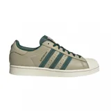 Championes Adidas Superstar color beige con detalles en verde oscuro y suela color crema.